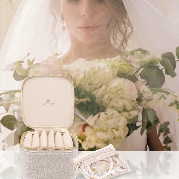 Cream Jewelry Travel Case
0429 - Picture 13 of 15